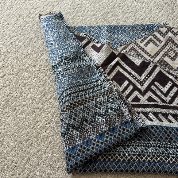 American Eagle Blanket Scarf. - Picture 2 of 2